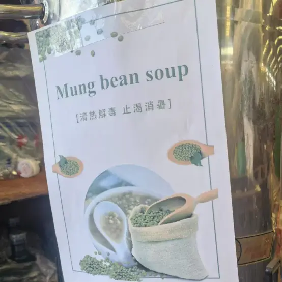 Li Weiyuan, ısı çarpması önleme ve soğutma malzemelerini işçilere dağıtır